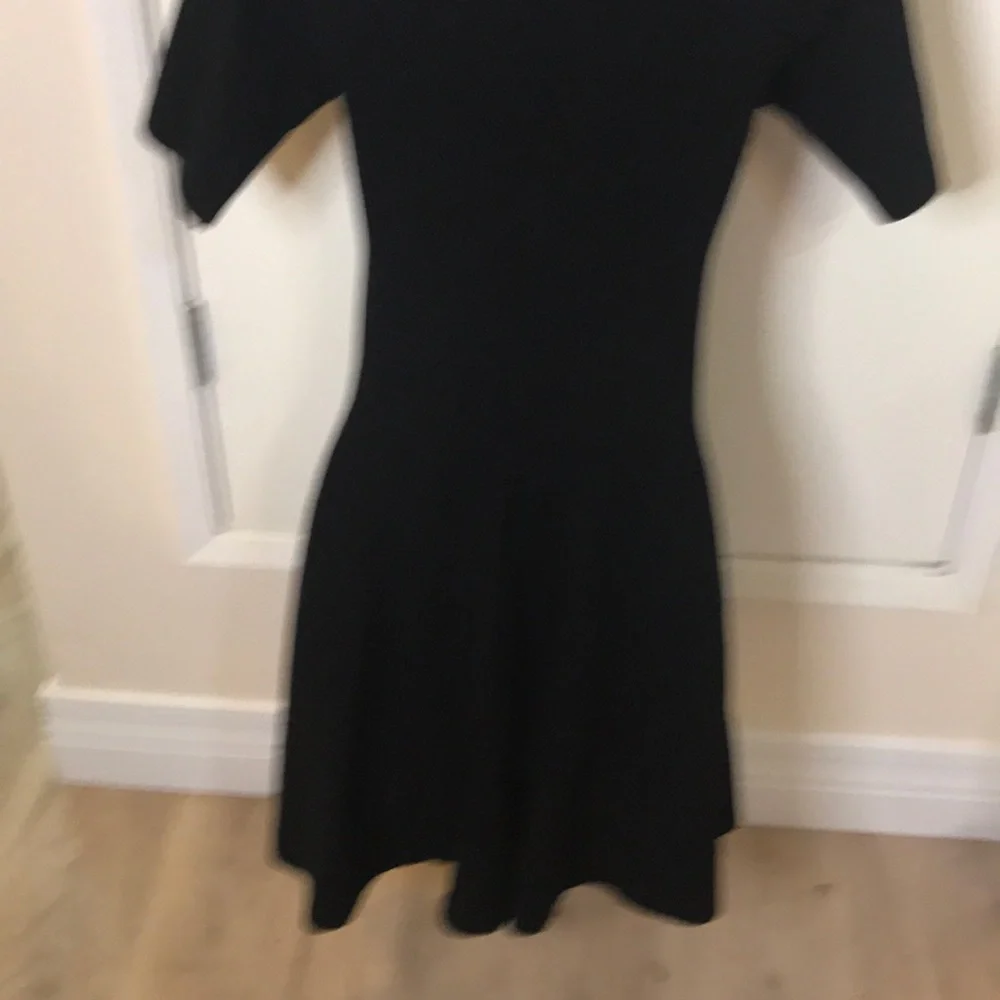 - Verty black short sleeve dress M knit fit & flare